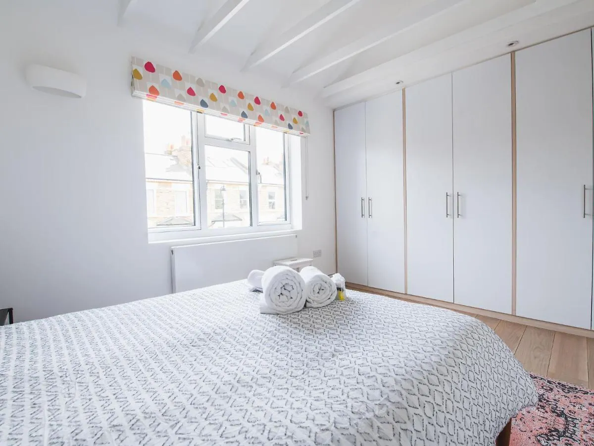 Holiday home Pass The Keys Peckham House With Garden London Villa