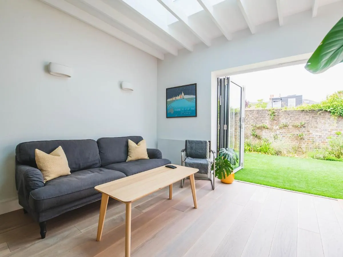 Holiday home Pass The Keys Peckham House With Garden London Villa
